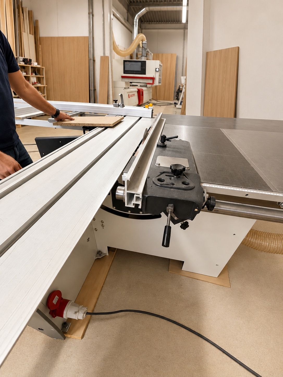 Scie à panneaux dans un atelier de fabrication