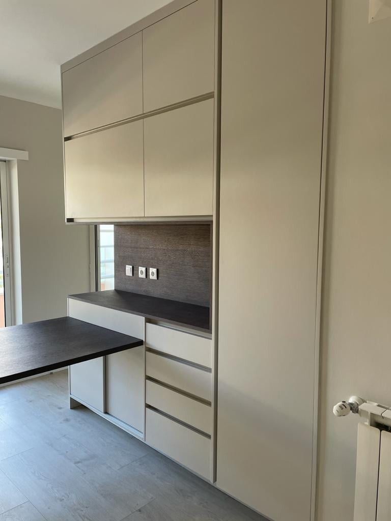 Meuble buffet clair avec meubles hauts, niche habillée de bois foncé, tiroirs et colonne d'angle