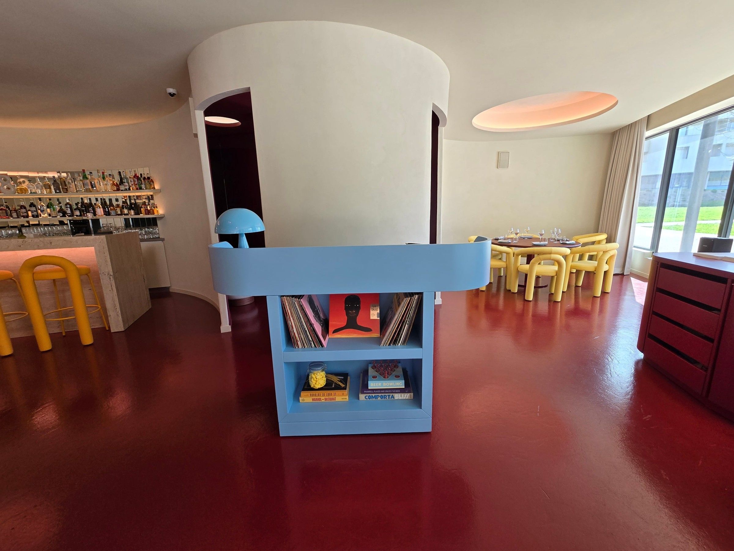 Cabine DJ bleu ciel aux angles arrondis, avec rangement pour vinyles